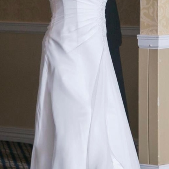 David’s Bridal Wedding gown - Picture 3 of 6